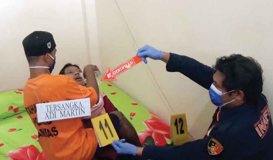 CUKA GETAH: Pelaku mencurahkan cuka getah, usai permintaannya ditolak korban. Adegan ini tergambar dalam rekontruksi Jumat (28/5) kemarin. OZY/PONTIANAKPOST