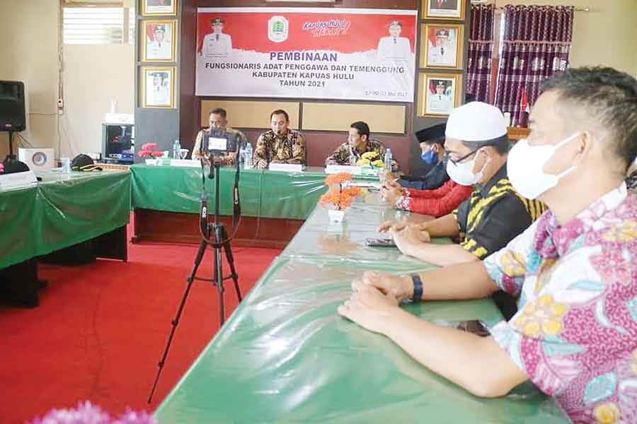 BERI ARAHAN: Wabup Kapuas Hulu Wahyudi Hidayat saat menyampaikan sambutan dan arahan dalam kegiatan Pembinaan Fungsionaris Adat Penggawa dan Temenggung Kabupaten Kapuas Hulu Tahun 2021, Kamis (27/5).