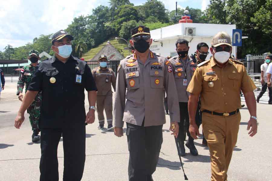 KUNKER KABAHARKAM: Bupati Sanggau, Paolus Hadi saat mendampingi Kabaharkam Polri, Komjen Pol. Arief Sulistyanto, saat melakukan kunjungan kerja ke Entikong, Kamis (27/5) lalu.