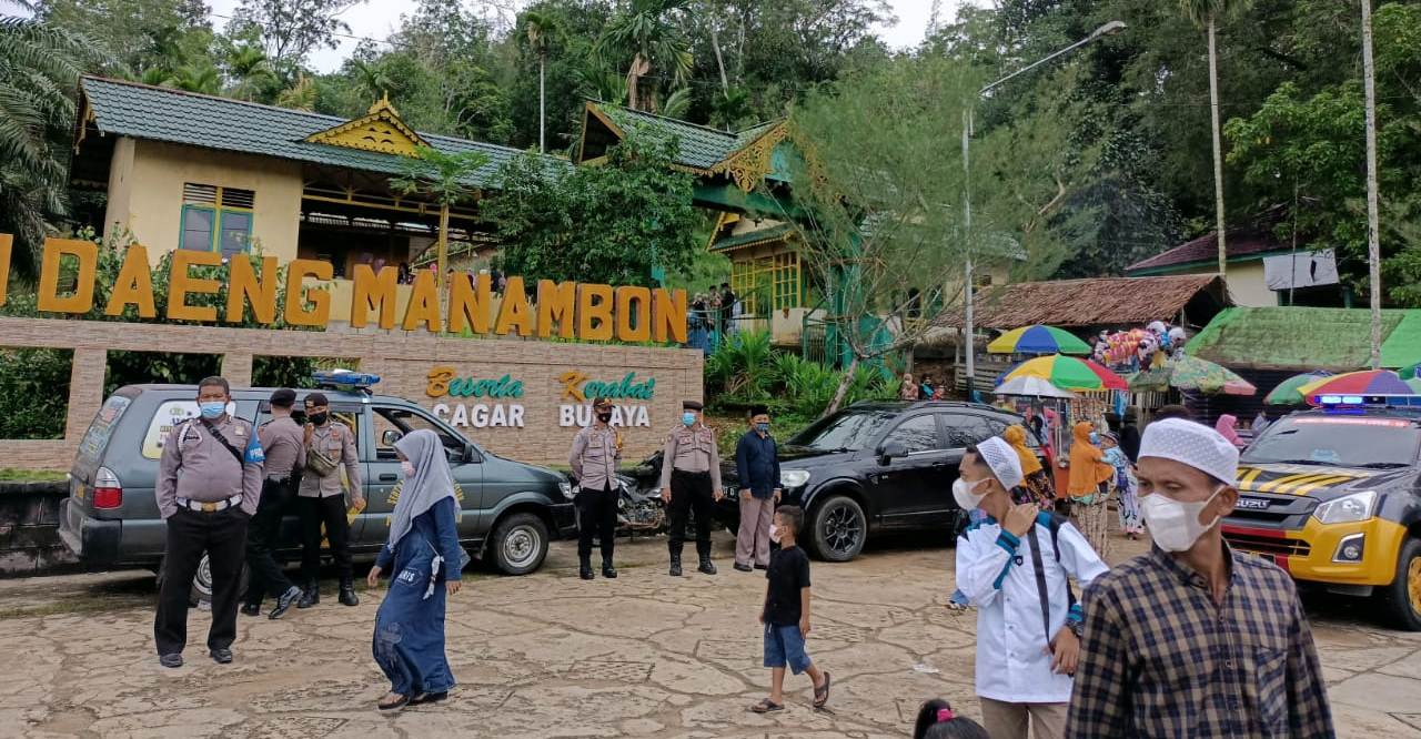 MASKER: Satgas melakukan sosialisasi dan pembagian masker di lokasi wisata Makam Opu Daeng Menambon.