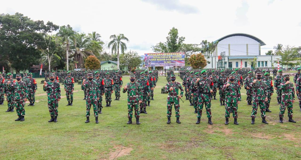 PRAJURIT: Pangdam foto bersama prajurit yang tergabung dalam Satgas Pamtas RI-Malaysia.