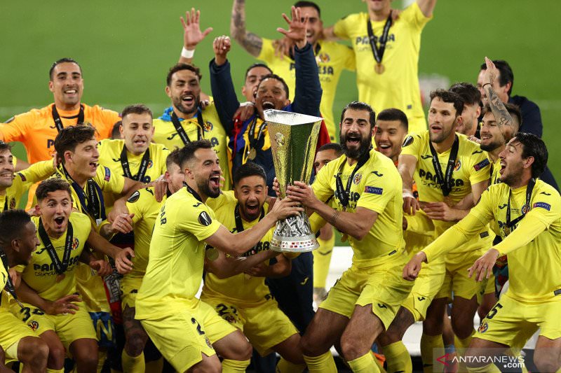 ANGKAT TROFI : Kapten Villarreal Raul Albiol dan rekan setimnya mengangkat trofi usai menjuarai Liga Europa dengan mengalahkan Manchester United lewat adu penalti di Stadion Miejski, Gdansk, Polandia (27/5).(Pool via REUTERS/MAJA HITIJ)