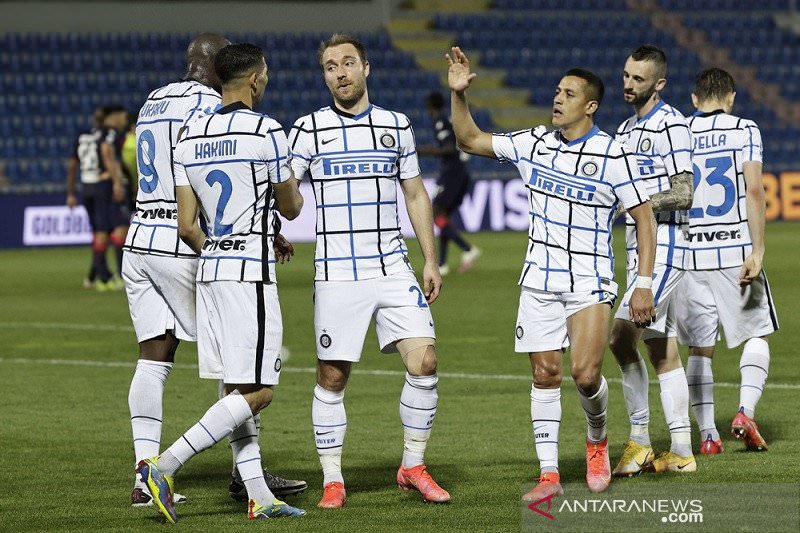 CETAK GOL : Bek sayap Inter Milan Achraf Hakimi (kedua kiri) melakukan selebrasi bersama rekan-rekannya seusai mencetak gol ke gawang Crotone dalam lanjutan Liga Italia di Stadion Ezio Scida, Crotone, Italia, Sabtu (1/5/2021) waktu setempat. (ANTARA/REUTE