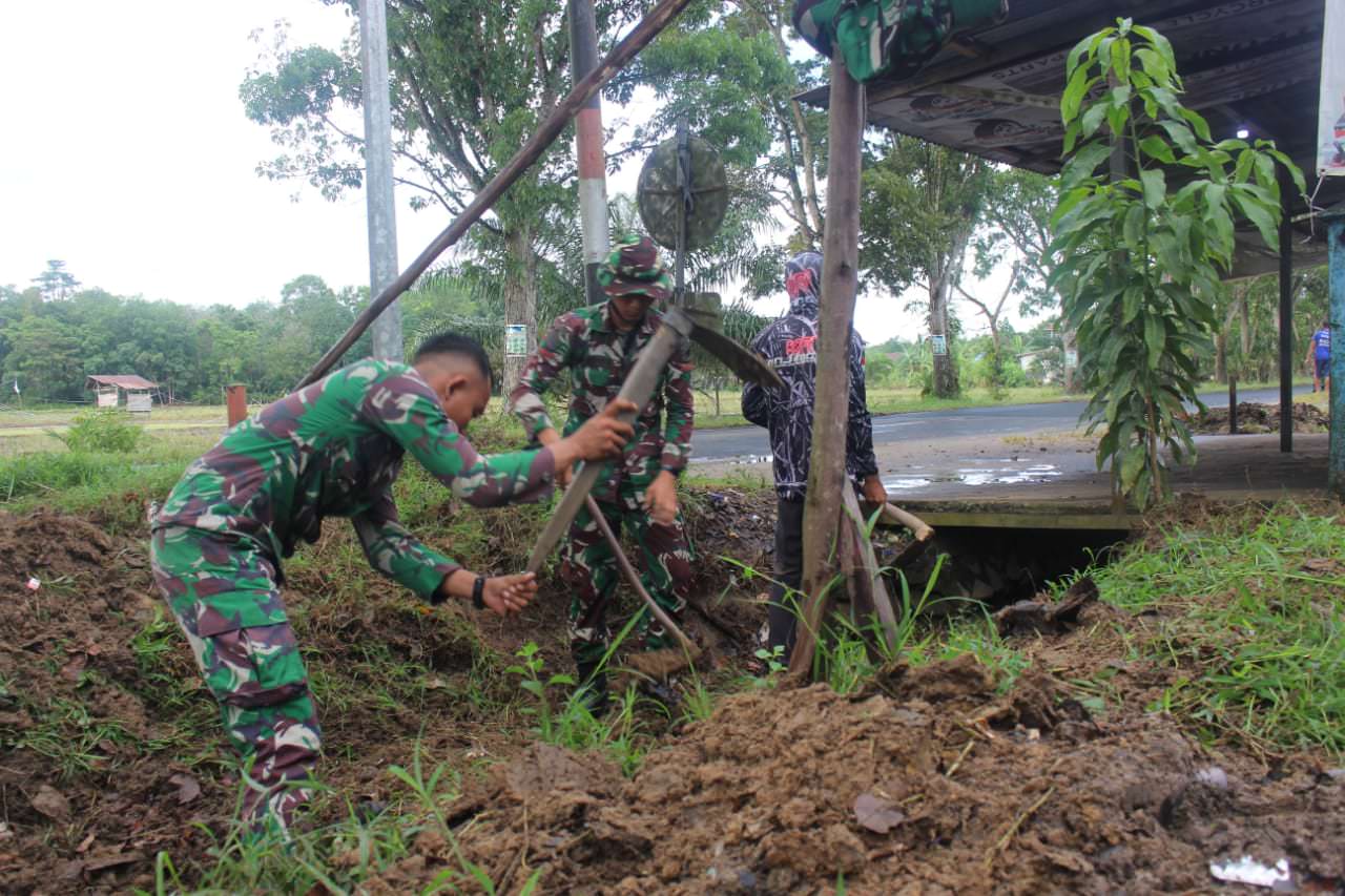 Kegiatan membersihkan drainase oleh personel Yonzipur 6/SD. foto istimewa