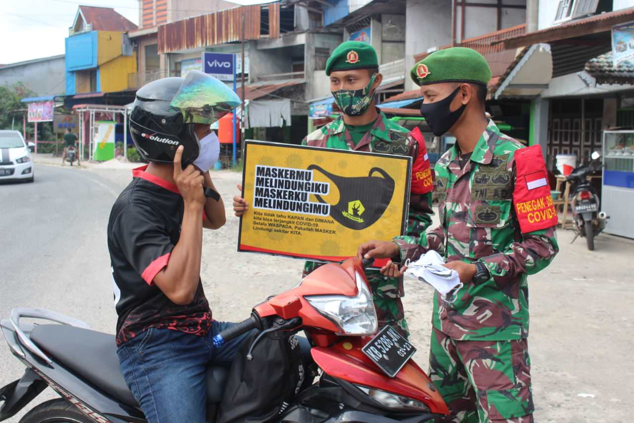 Kegiatan pembagian masker di Pasar Anjongan oleh Yonzipur 6/SD bersama instansi terkait. foto istimewa