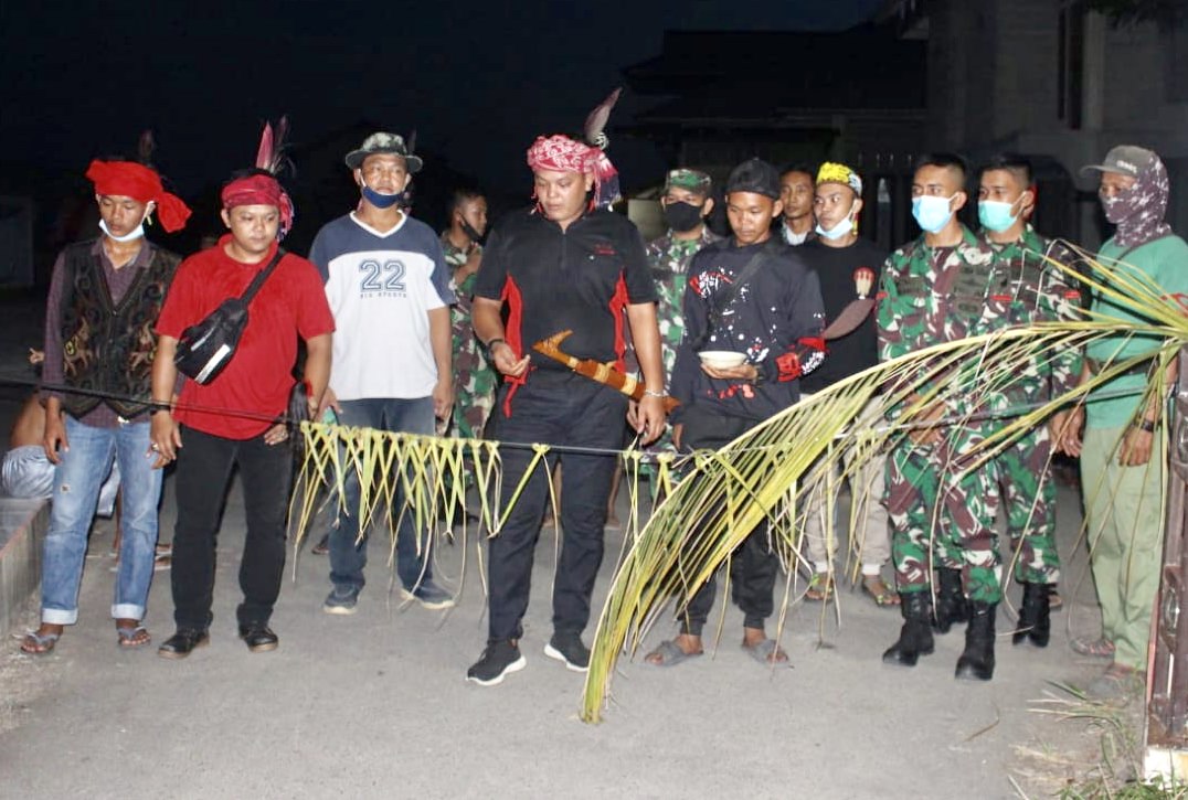 Personel Yonzipur 6/SD turut serta dalam adat Balala. foto Istimewa
