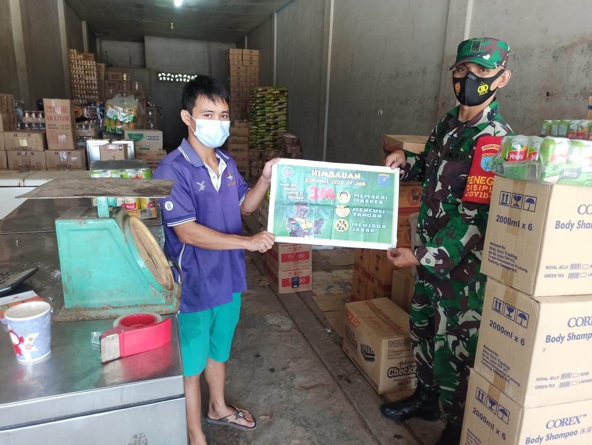 IMBAUAN: Anggota Babinsa Koramil 1202-08/Jagoi Babang saat menyambangi masyarakat guna memberikan imbauan prokes covid-19, serta menyosialisasikan penerapan PPKM mikro. IST