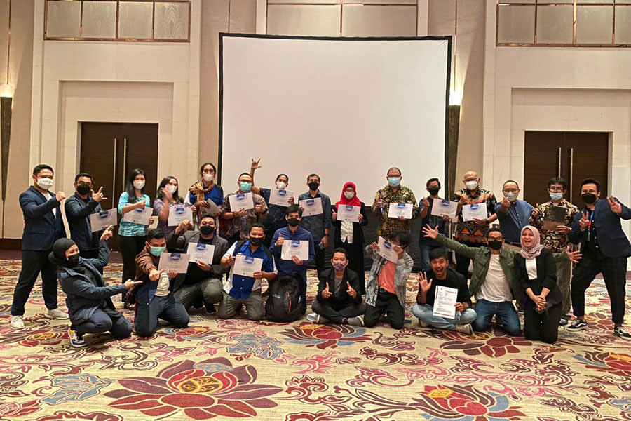 LOCAL CHAMPION: Foto bersama 20 local champion dengan kominfo diwakili Direktur Permberdayaan Informatika (Dr.Ir. Bonifasius Wahyu Pudjianto, M.Eng) dan Ketua Umum Siberkreasi (Yosi Mokalu). Istimewa