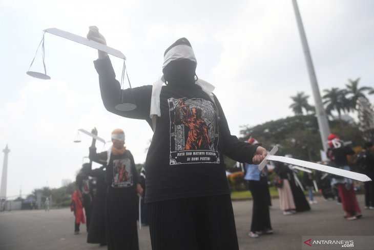 DEMO BURUH: Buruh menggelar aksi memperingati Hari Buruh atau May Day di Jakarta, Sabtu (1/5). ANTARA FOTO/Akbar Nugroho Gumay/hp.