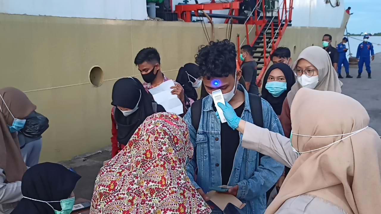 PERIKSA: Sejumlah penumpang kapal di Palabuhan Sintete diperiksa suhu tubuh dan perlengkapan kesehatan saat akan masuk ke kapal.ISTIMEWA