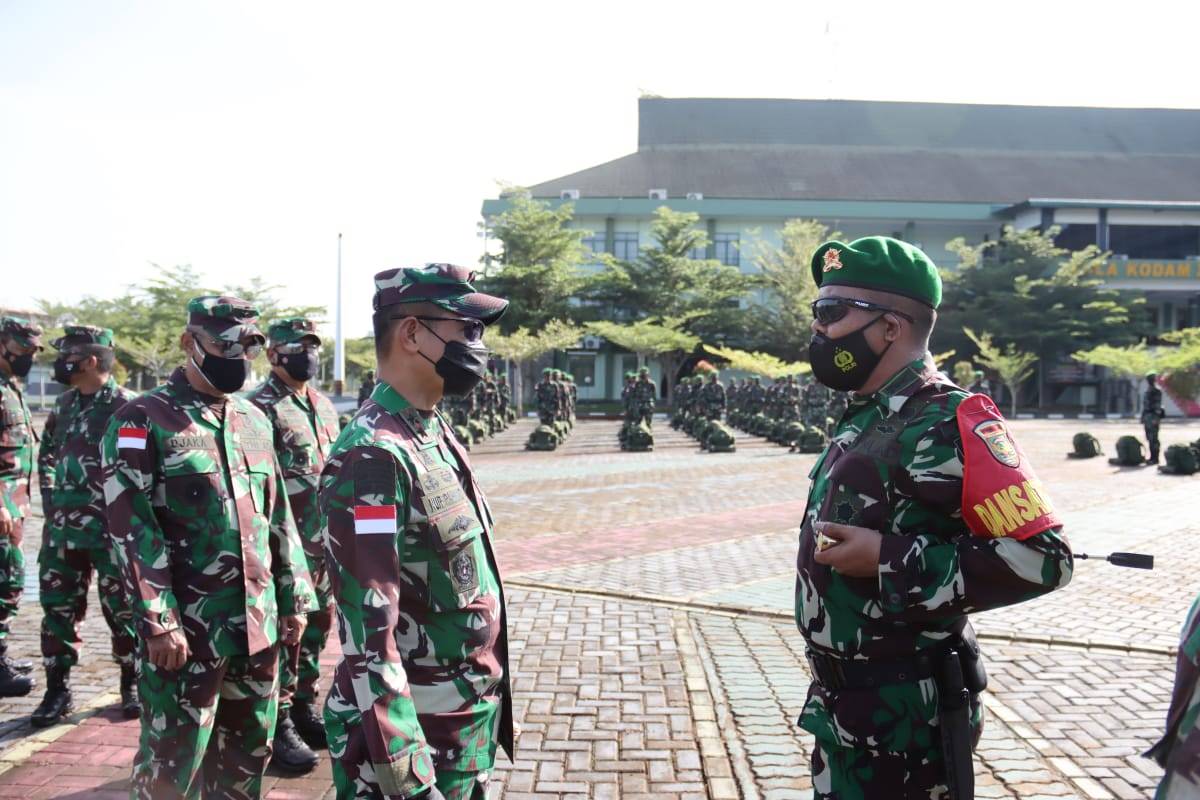 UPACARA: Pangdam XII Tanjungpura, Mayjen TNI Muhammad Nur Rahmad memimpin upacara penyambutan Satgas Pamtas RI-Malaysia Batalyon Infanteri 144/Jaya Yudha di lapangan Tidayu, Makodam XII Tanjungpura. ist