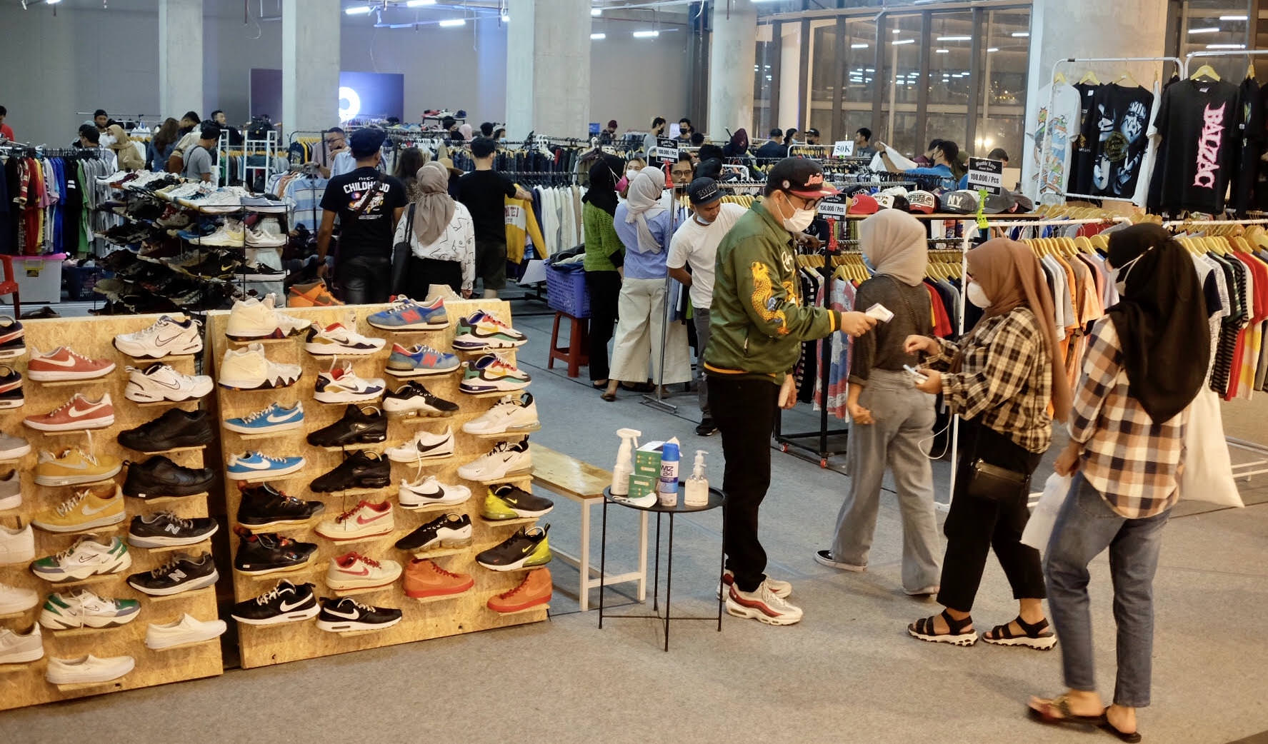 LELONG: Para penjual sepatu dan pakaian bekas menggelar lapak di Gaia Bumi Raya Mall dalam gelaran Thrift On The Road, Minggu (2/5). SHANDO SAFELA/PONTIANAK