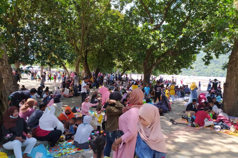PADAT: Masyarakat Kayong Utara dan sekitarnya memadati obyek wisata Pantai Pulau Datok di Sukadana. (ANTARA/Rizal)