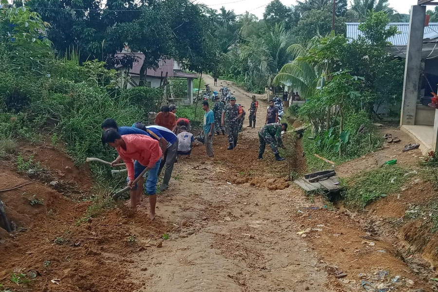 KARYA BAKTI : Babinsa Koramil 1202-07/ Ledo, Serda Harianto bersama masyarakat saat melakukan giat karya bakti memperbaiki jalan penghubung dari Desa Cempaka Putih ke Kecamatan Suti Semarang, pada Rabu (9/6). IST