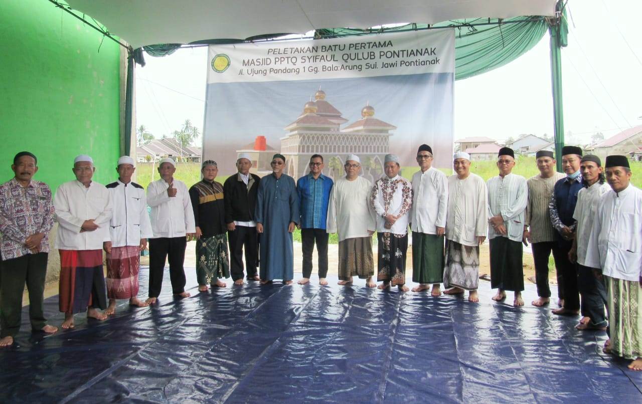 BATU PERTAMA: Peletakan batu pertama masjid PPTQ Syifaul Qulub. Istimewa