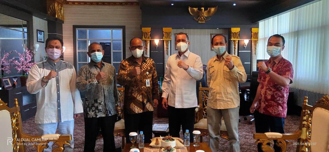GEOWISATA: Rektor Untan Garuda Wiko, Ketua IAGI Kalbar Hendri Wahyudi, Pembina IAGI Kalbar Sigit Nugroho dan Ruslizan Arief serta anggota Tim Percepatan Pengembangan Potensi Geowisata Kalbarfoto bersama, Jumat (11/6). ISTIMEWA