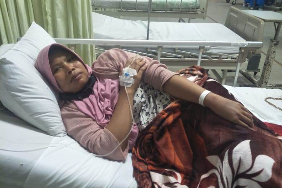 PENGOBATAN : Mariana saat menjalani proses pengobatan tumor di rumah sakit. Istimewa