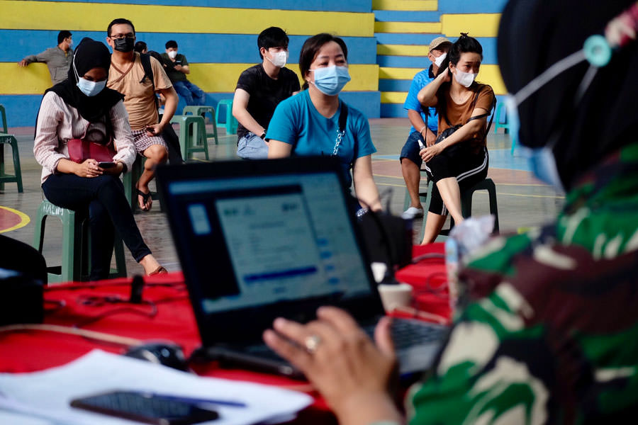 ANTUSIAS: Satgas Covid-19 menargetkan 2000 peserta perhari untuk usia 18 tahun ke atas saat vaksinasi massal di GOR Perbasi, Senin (21/6). Pelaksanaan kegiatan ini sempat ditinjau langsung oleh Gubernur Kalbar, Sutarmidji. SHANDO SAFELA/PONTIANAK POST