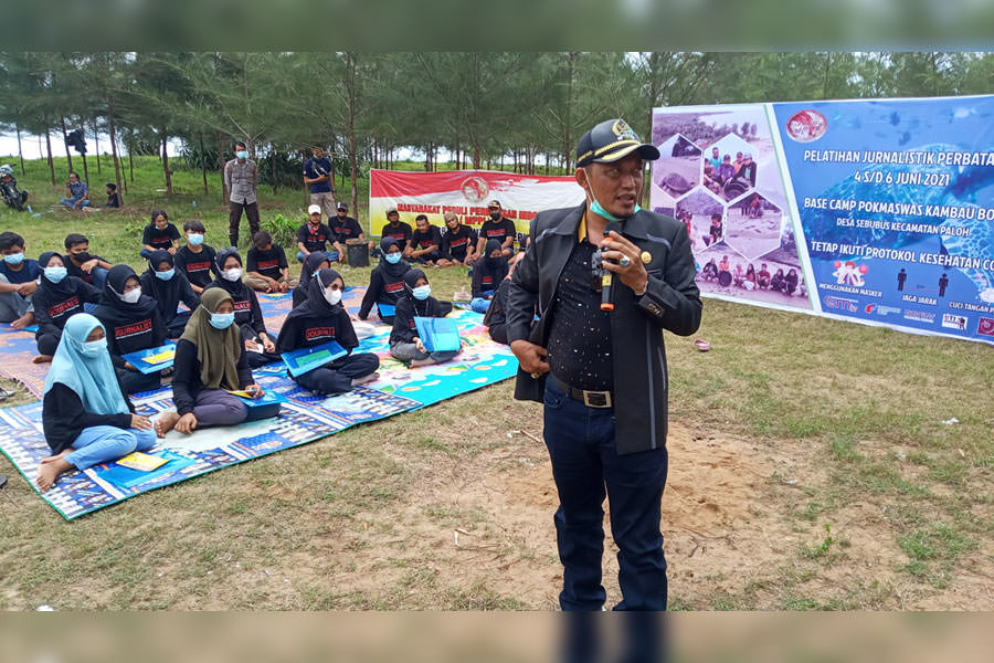 BUKA KEGIATAN: Subhan Nur, anggota DPRD Provinsi Kalbar saat membuka kegiatan pelatihan jurnalistik perbatasan dalam kunjungan kerja masa resesnya. ISTIMEWA