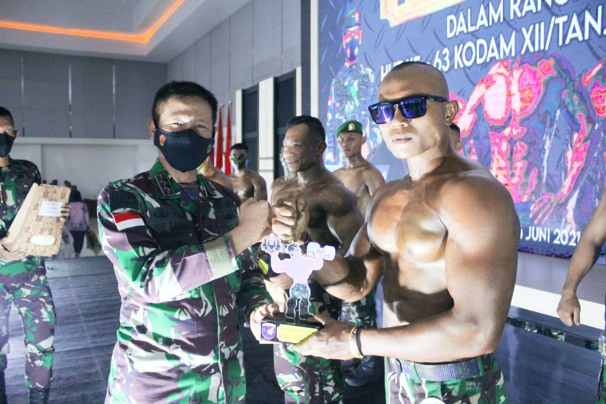 SERAHKAN TROFI: Pangdam XII Tanjungpura, Mayjen TNI Muhammad Nur Rahmad menyerahkan trofi bagi para pemenang Kejuaraan Body Contest Pangdam Cup.IST