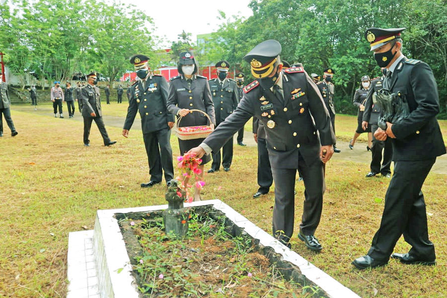 Polres Landak menggelar acara tabur bunga di Kompleks Makan Pahlawan Kabupaten Landak di Desa Amboyo Inti, Selasa (29/6).