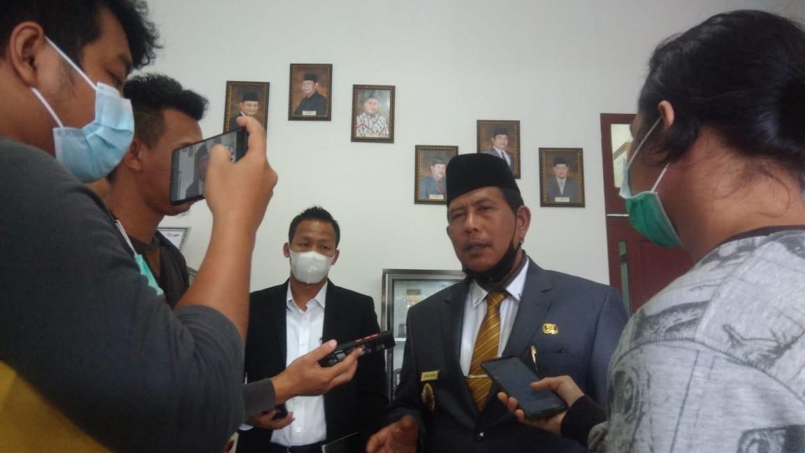 DIWAWANCARAI WARTAWAN: Bupati Kayong Utara Citra Duani saat diwawancarai sejumlah awak media usai perayaan Hari Ulah Tahun ke-14 Pemerintah Kabupaten Kayong Utara, beberapa waktu lalu.  DANANG PRASETYO/PONTIANAK POST