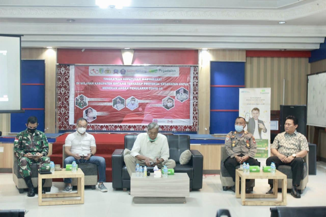 Bupati Sintang, Jarot Winarno saat membuka webinar yang diselenggarakan Borneo Forum. foto istimewa