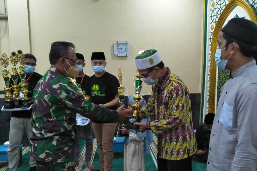 PEMENANG: Danramil Mempawah Hilir memberikan piala kepada pemenang MTQ. Istimewa