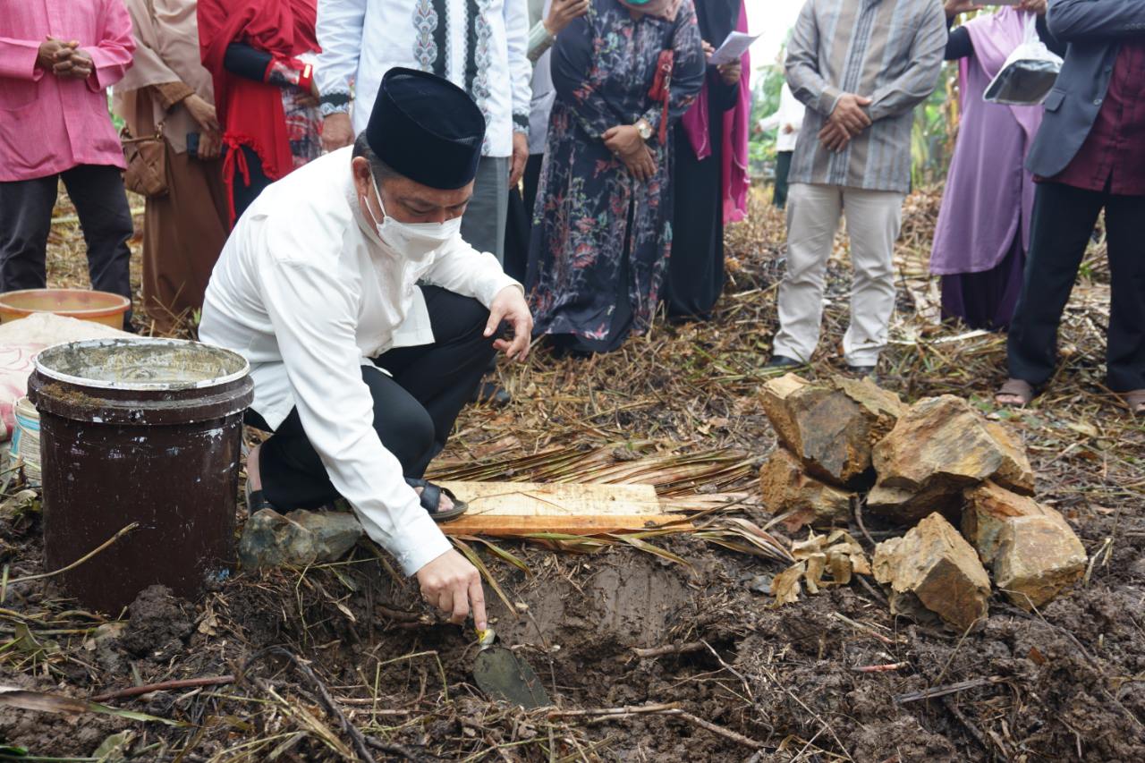 BATU PERTAMA: Ria Norsan meletakan batu pertama pembangunan Pondok Modern Al-Qur’an.