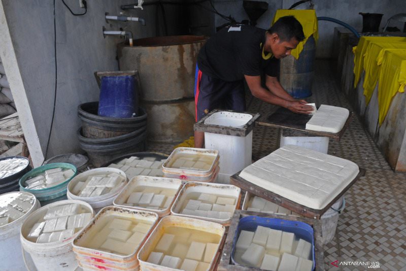 BUTUH SUBSIDI: Pekerja memotong tahu di Desa Teja Timur, Pamekasan, Jawa Timur, Rabu (16/6). ANTARA FOTO/SAIFUL BAHRI/FOC.