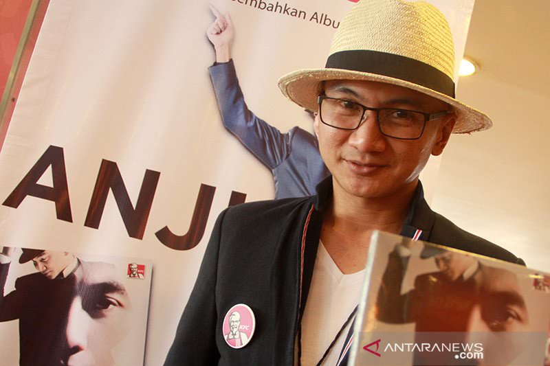 Ditangkap: Erdian Aji Prihartanto alias Anji saat mengisi acara di suatu event beberapa waktu lalu. Artis yang karib disapa Enji ini ditangkap saat menggunakan narkoba.  ANTARA FOTO/TERESIA MAY