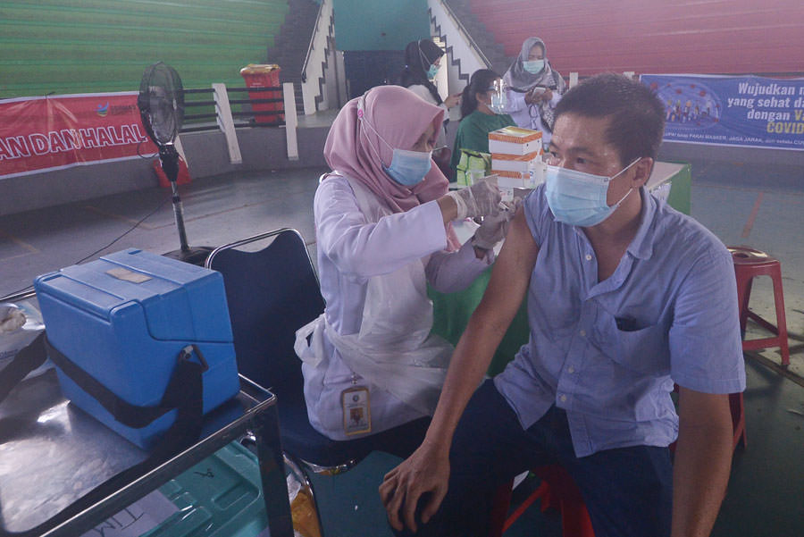 VAKSINASI: Dinas Kesehatan Kota Pontianak menggelar program vaksinasi Covid-19 di GOR Pangsuma, Pontianak, Rabu (9/6). MEIDY KHADAFI/PONTIANAK POST