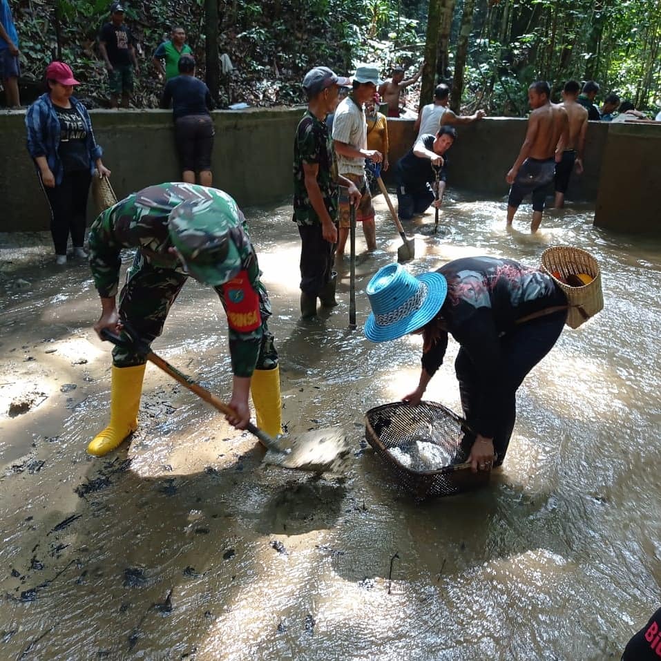 GOTONG ROYONG :  Babinsa Koramil 1202-09/Jgb bersama masyarakat di desa binaannya saat gotong royong membersihkan empat penampungan air yang biasa digunakan untuk memenuhi keperluan masyarakat sehari-hari. IST