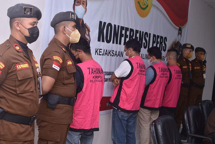TERSANGKA BERTAMBAH : Kejaksaan Tinggi Kalimantan Barat menggelar konferensi pers terkait tindak pindana korupsi pemberian fasilitas kredit pengadaan barang dan jasa (KPBJ), Kamis (17/6) malam.  MEIDY KHADAFI/PONTIANAK POST