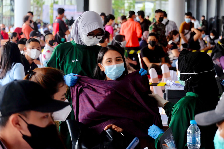 DIDOMINASI ANAK MUDA: Ratusan warga berusia 18 tahun ke atas mengantre untuk mendapatkan vaksin di GAIA Mall Kubu Raya. Vaksinasi massal yang didominasi anak muda ini, dipantau langsung oleh Gubernur Sutarmidji. SHANDO SAFELA/PONTIANAK POST