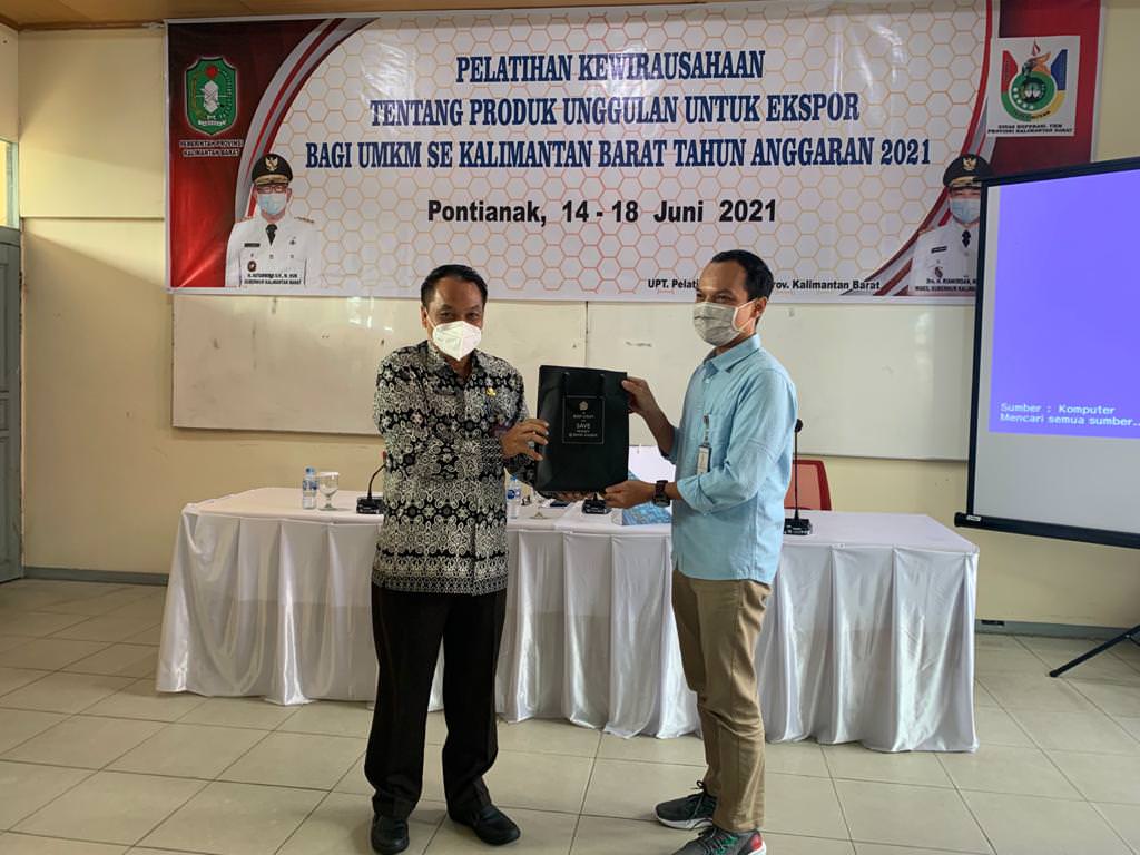 TERIMA PLAKAT :  Kepala UUM Bank Kalbar, Teguh Doto (kanan) menerima plakat dalam kegiatan Pelatihan Kewirausahaan yang digelar UPT Pelatihan Koperasi, Jumat (18/6). DOKUMENTASI BANK KALBAR