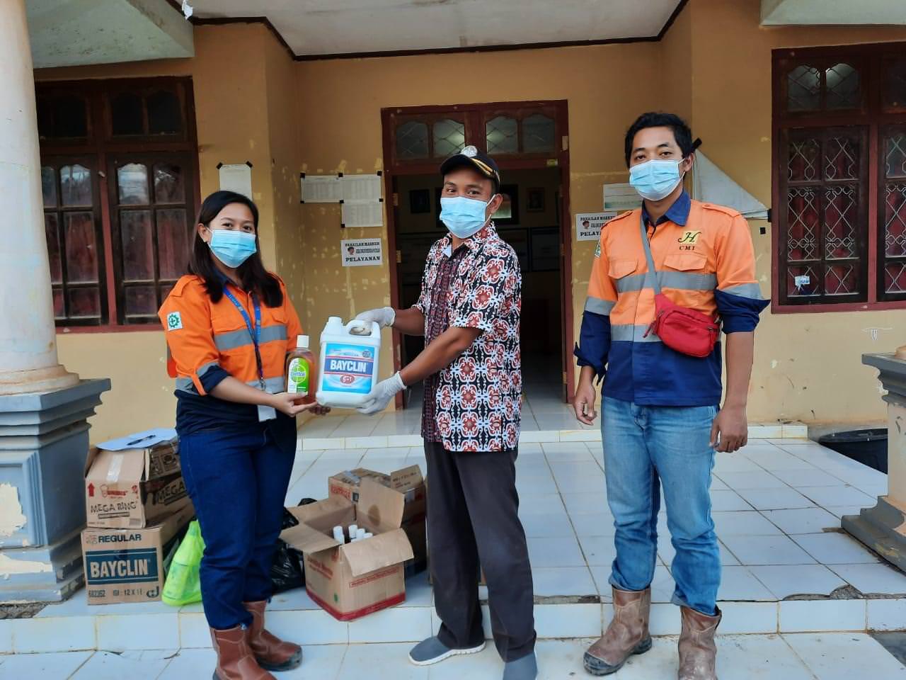 SERAHKAN BANTUAN : Perwakilan PT. CMI menyerahkan bantuan berupa antiseptik dan disinfekten kepada Sekdes Membuluh Baru, Kecamatan Air Upas, beberapa waktu lalu.