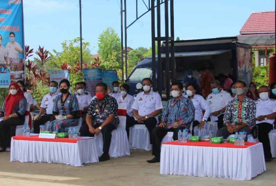 GEMAR IKAN: Bupati Paolus Hadi, didampingi Ketum Forikan Arita Apolina, di acara Pengukuhan Kepengurusan Forikan tingkat kecamatan di Antonk Ngelayan, Komplek Sabang Merah, Kota Sanggau, Kamis (22/7). 