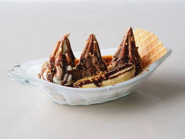 Es Krim Banana Split salah satu menu di Ice Cream Urip yang paling diminati pembeli