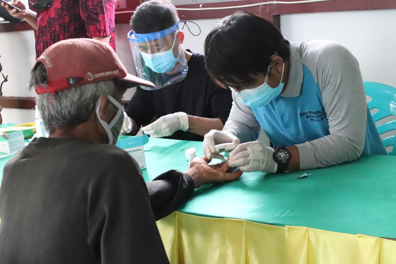 BAKSOS: Persekutuan Mahasiswa Kristen Protestan (PMKP) Fakultas Hukum Untan mengadakan kegiatan tahunan yaitu Kunjungan Sosial 2021, dalam pelaksanaannya semua panitia mengedepankan protokol kesehatan.  (Foto: IST)