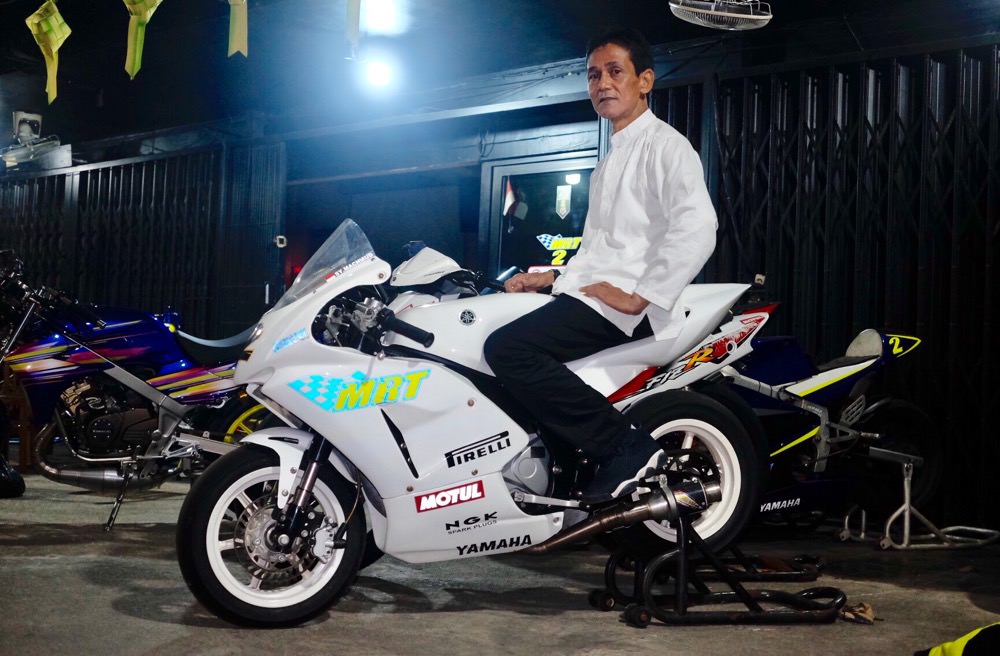 Syarif Mahmud dan motor balap kesayangannya. foto Shando Safela