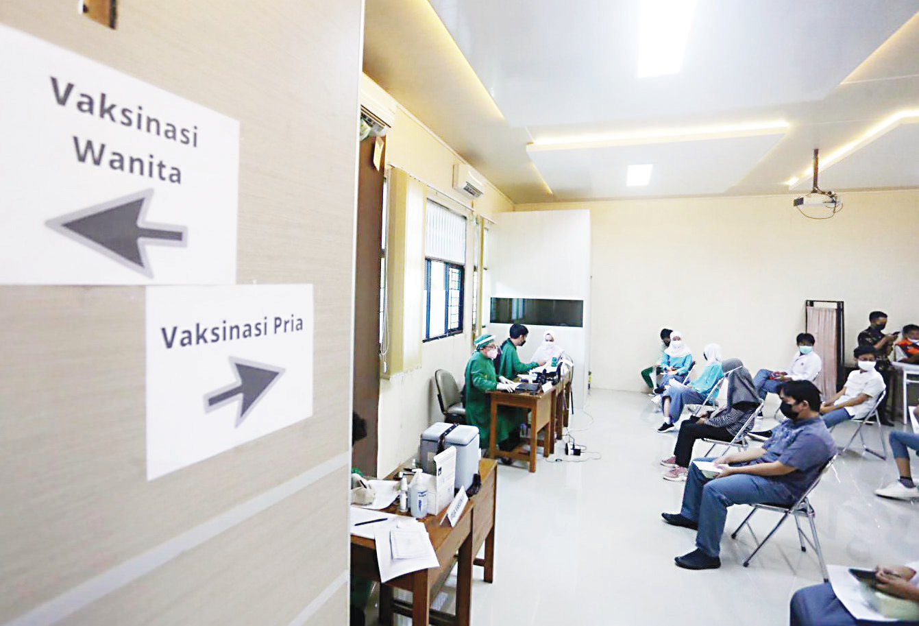 MULAI: Indonesia memulai program vaksinasi Covid-19 bagi anak-anak usia 12–17 tahun. Hal itu dilakukan untuk mencegah semakin banyaknya anak yang terinfeksi Covid-19. (Foto: Salman Toyibi/Jawa Pos)