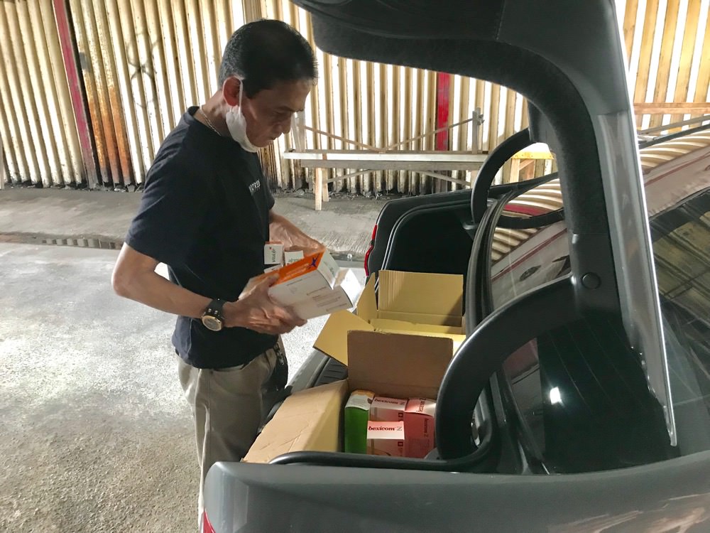 Syarif Mahmud membagikan ribuan vitamin kepada masyarakat. foto Shando Safela