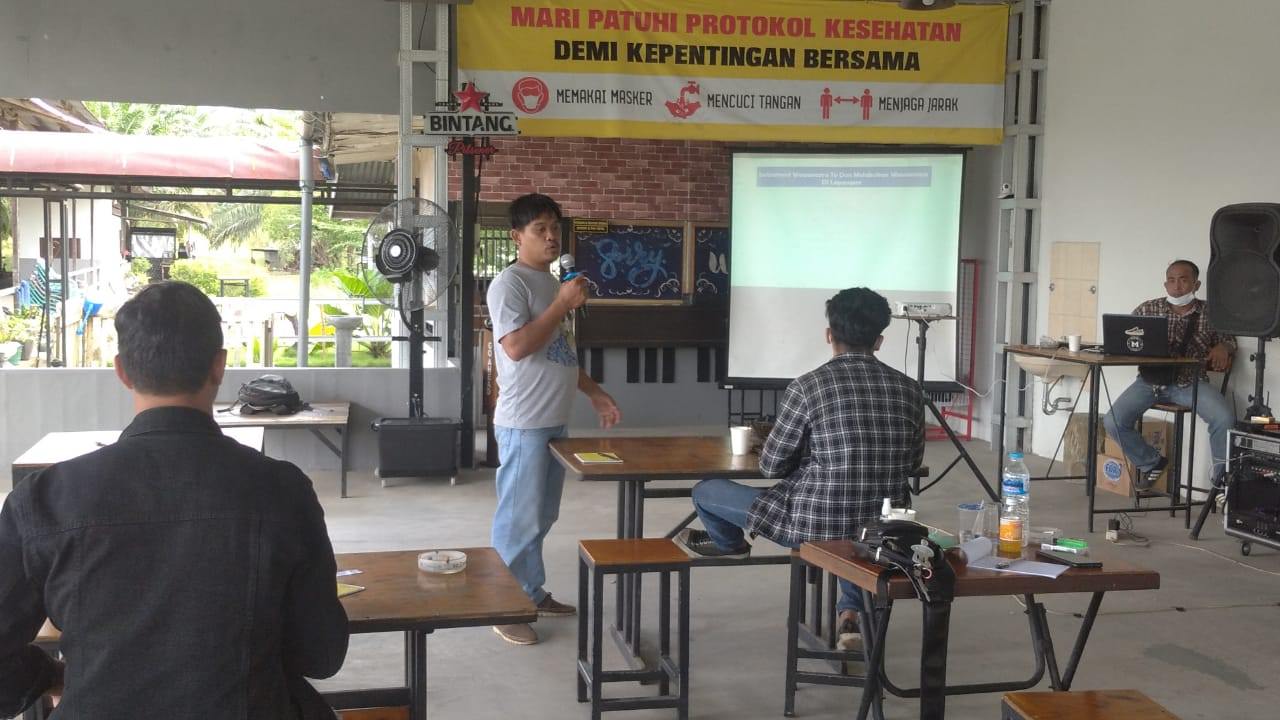 JURNALISTIK- Pelatihan jurnalistik buat komunitas pemuda adat di kawasan Kabupaten Bengkayang dan Kabupaten Sambas, Kamis (1/7).Sigit Adriyanto/Pontianak Post