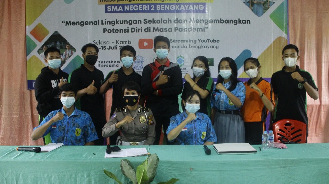 BERSAMA: Kanit Dikyasa Lantas, Ipda Pariani bersama siswa siswi SMA Negeri 2 Bengkayang berswafoto bersama dalam sosialisasi peraturan tertib lalu lintas dan prokes covid-19, Kamis (15/7). ISTIMEWA