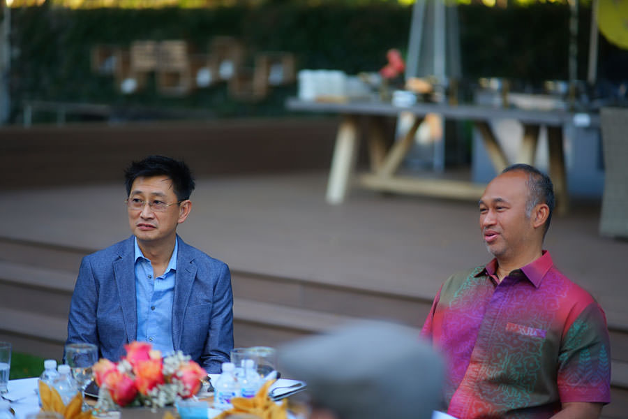 SUKSES: Peter Then (kiri) pebisnis kuliner asal Kalbar yang sukses di Amerika Serikat. ISTIMEWA