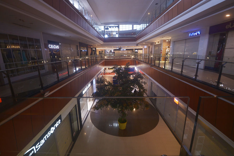 TUTUP AWAL: Sejumlah pengunjung Ayani Mega Mall keluar dari pintu utama mal, Kamis (8/7). Jam operasional mal diperpendek dari pukul 20.00 menjadi 17.00 guna memutus mata rantai penyebaran Covid-19. MEIDY KHADAFI/PONTIANAK POST