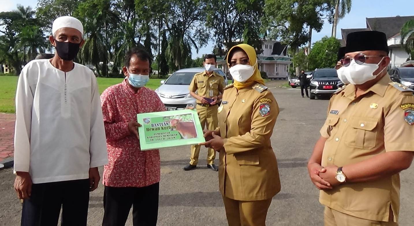 KURBAN: Bupati Mempawah, Erlina secara simbolis menyerahkan hewan kurban kepada penerimanya.