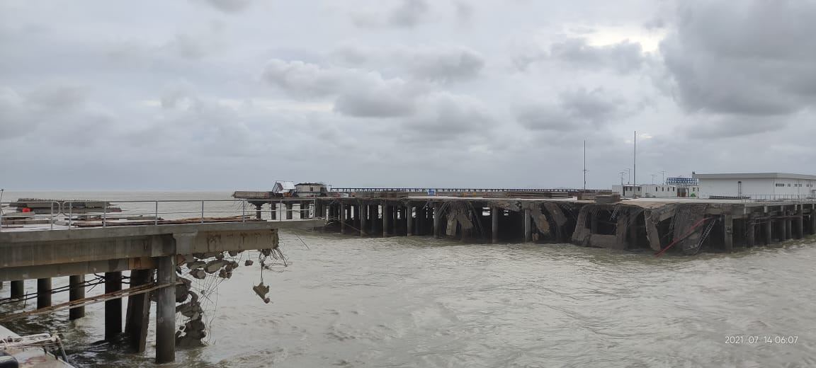 PUTUS: Jembatan penghubungan (trestle) Pelabuhan Kijing di area dekat dermaga putus, kemarin.  WAHYU ISMIR/PONTIANAK POST