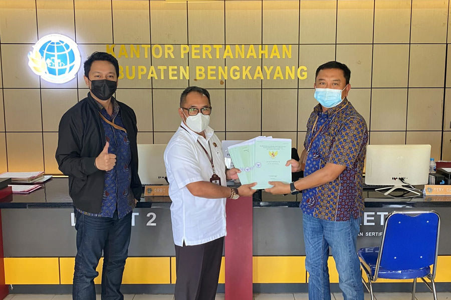 SERAHKAN SERTIFIKAT: Faruq Suyuthi (kanan) SRM Perizinan Pertanahan dan Perizinan, tengah Richardo Lassa Kakantah Bengkayang. PLN UIP Kalbagbar untuk Pontianak Post 